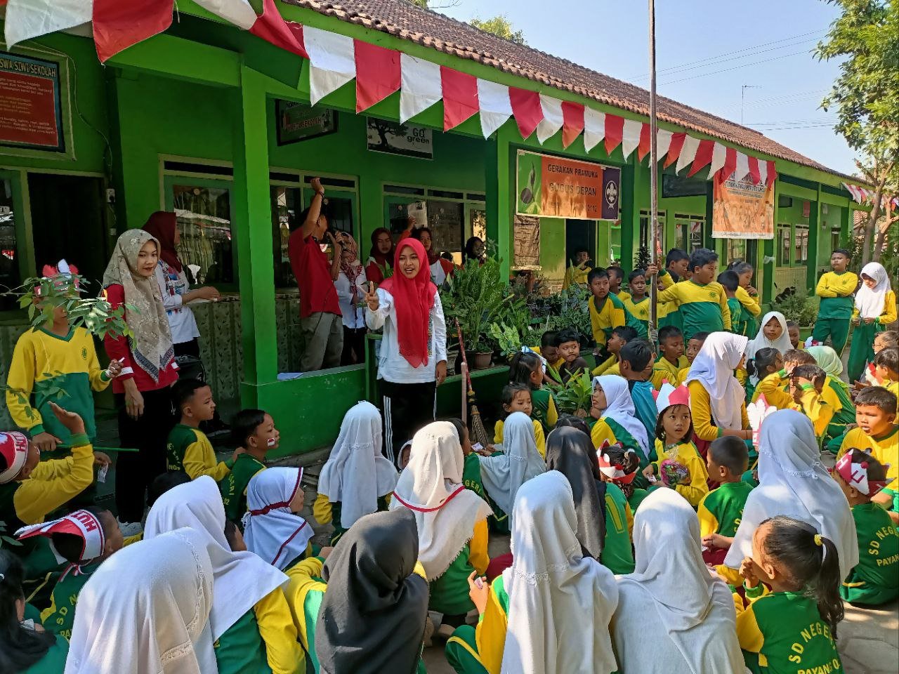 Foto : Pembagian hadiah jalan santai SDN Payang 02 (Sumber : Mitrapost / Putri Asia ) Foto : Pembagian hadiah jalan santai SDN Payang 02 (Sumber : Mitrapost / Putri Asia )