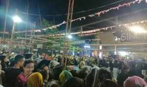Foto : Suasana mengantri jajanan pasar di Langgen Culture Festival (Sumber : Mitrapost / Putri Asia )