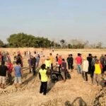 Foto: Warga Dayu Desa Tanjungsekar Tolak Aktivitas Galian C (Sumber: istimewa) Foto: Warga Dayu Desa Tanjungsekar Tolak Aktivitas Galian C (Sumber: istimewa)