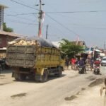 Foto : Truk tambang menyebabkan jalan rusak dan debu yang berada di Desa Wegil Kecamatan Sukolilo (Sumber : mitrapost.com)