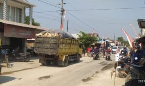 Foto : Truk tambang menyebabkan jalan rusak dan debu yang berada di Desa Wegil Kecamatan Sukolilo (Sumber : mitrapost.com)