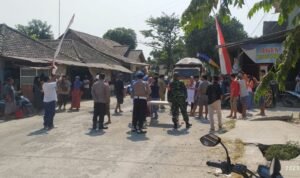 Foto: Warga Sukolilo yang terdiri dari emak-emak menghentikan truk pengangkut material tambang Pegunungan Kendeng (Sumber : mitrapost.com)