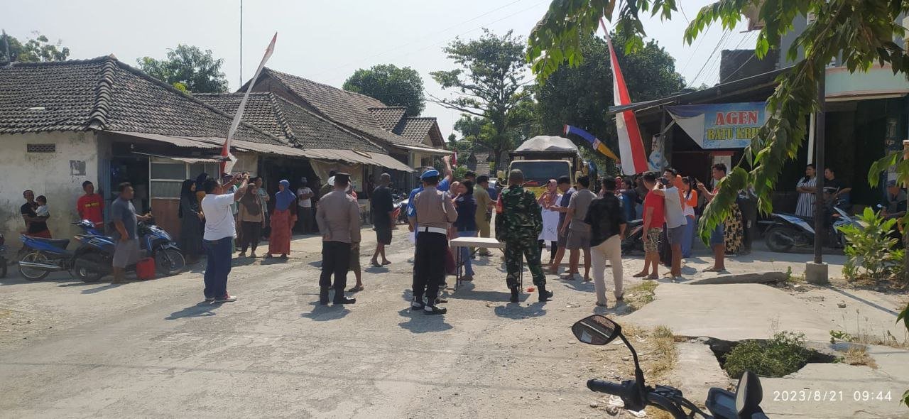 Foto: Warga Sukolilo yang terdiri dari emak-emak menghentikan truk pengangkut material tambang Pegunungan Kendeng (Sumber : mitrapost.com)