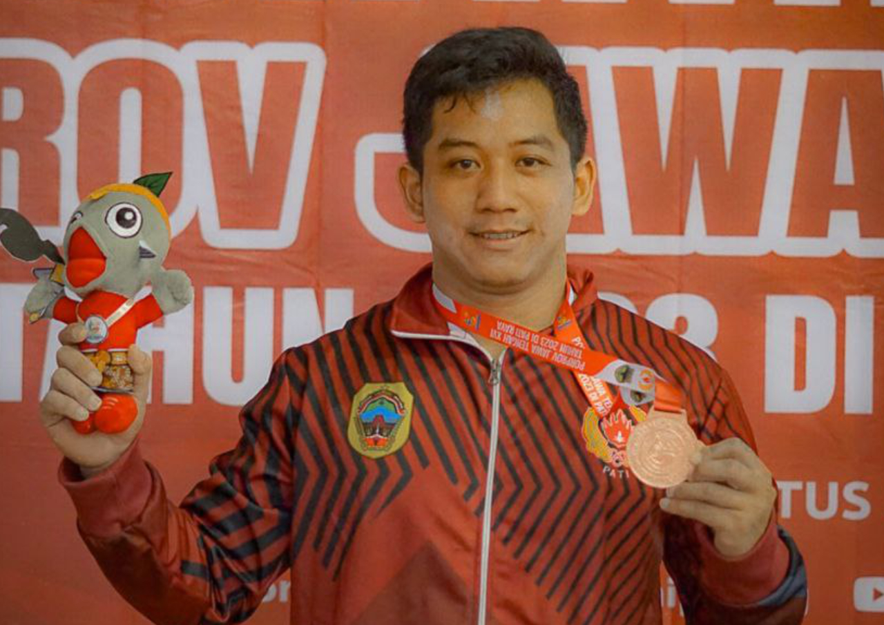 Foto : Atlet angkat berat putra Kabupaten Pati, Amin saat menerima medali perunggu dalam kejuaraan PORPROV XVI 2023 Pati Raya (Sumber : mitrapost.com/ Anang SY)