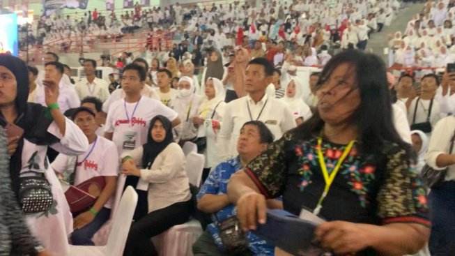 Foto: Wanita Pelempar Air dan Sandal ke Presiden (Sumber: Istimewa)