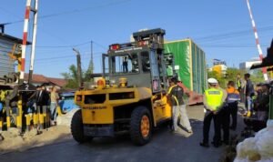 Foto: proses evakuasi truk (Sumber: istimewa)
