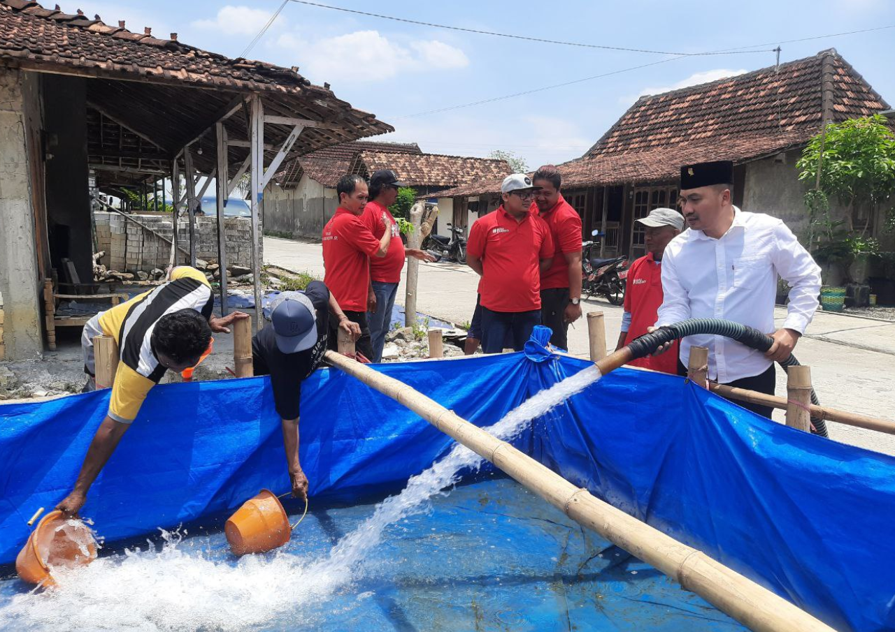 Endro Dwi Cahyono salurkan bantuan air bersih