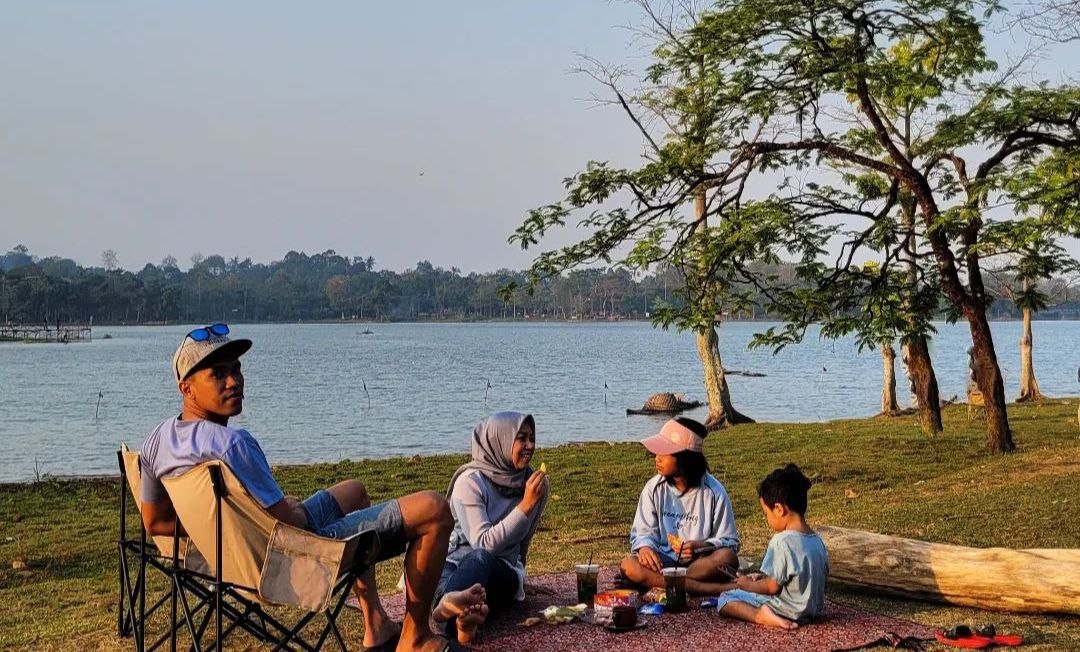 Foto : Suasana pengunjung di Waduk Seloromo (Sumber : Istimewa) Foto : Suasana pengunjung di Waduk Seloromo (Sumber : Istimewa)