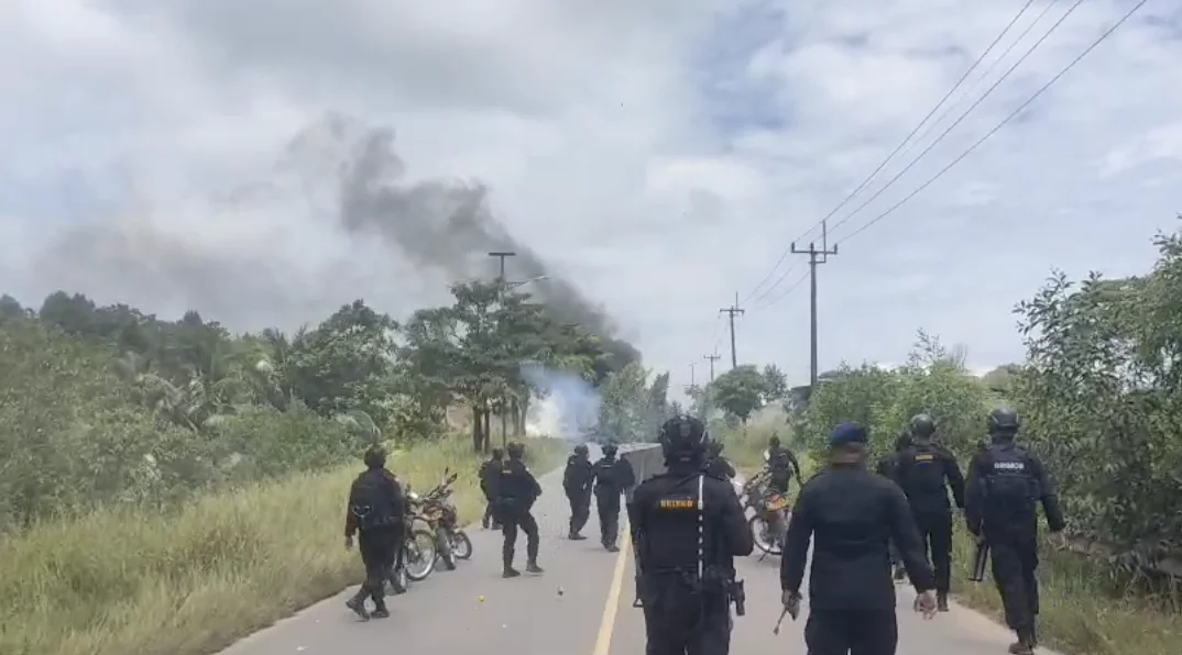 Foto: Bentrok TNI-Polri dan Warga (Sumber: istimewa)