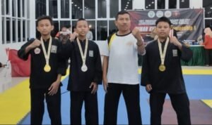 Foto : Ketiga juara atlet pencak silat (Sumber : Dok. SMPN 3 Pati)
