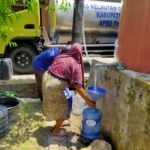 Foto: warga Desa Gebang saat mengambil bantuan air bersih/ mitrapost.com