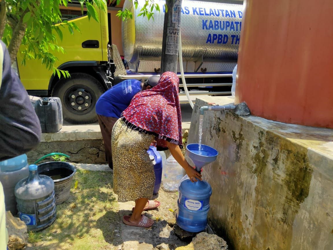 Foto: warga Desa Gebang saat mengambil bantuan air bersih/ mitrapost.com