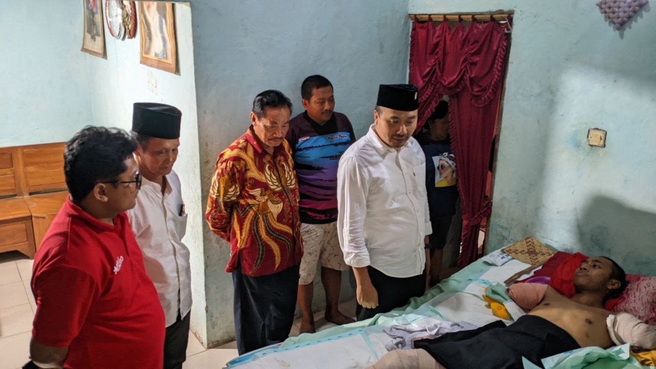 Foto : anggota Komisi E DPRD Provinsi Jawa Tengah, Endro Dwi Cahyono saat temui pemuda yang tangannya diamputasi korban tersengat jaringan listrik (Sumber : mitrapost.com/ asy)