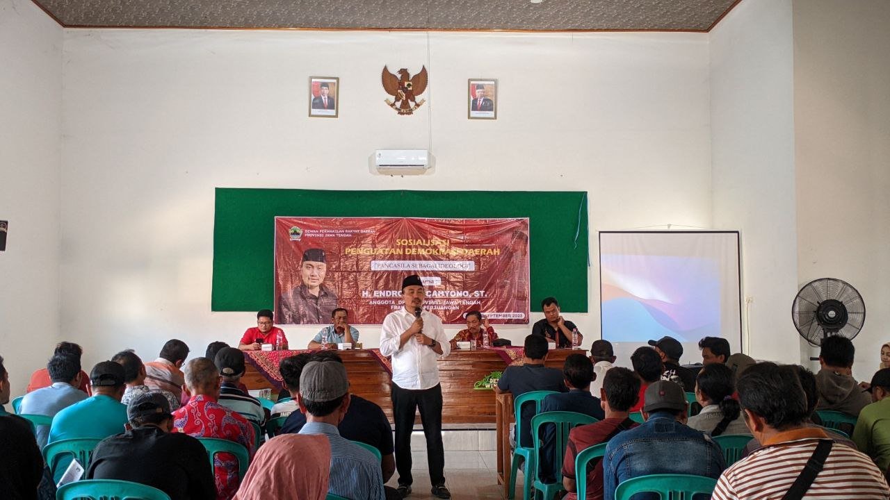 Foto : Endro Dwi Cahyono bersama dengan salah satu peserta Sosialisasi Penguatan Demokrasi Daerah (Sumber : mitrapost.com/ asy)