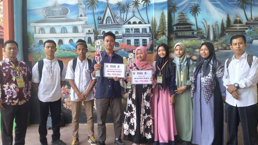 Foto : Para juara MAPSI dan guru pembimbing SMPN 3 Pati (Sumber : Dok. sekolah )