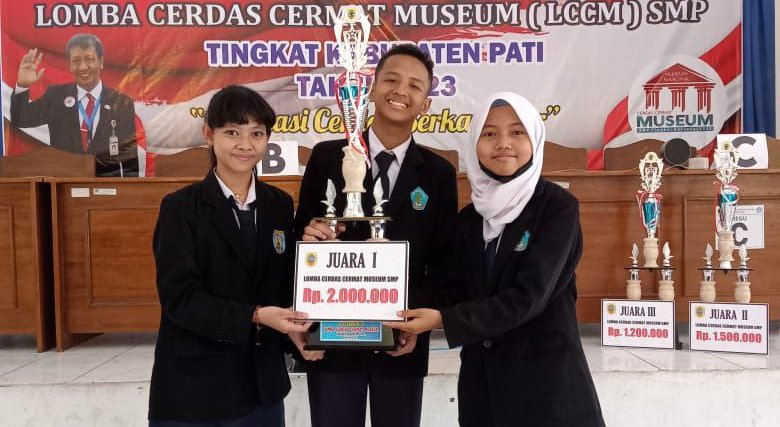 Foto : Siswa Berprestasi hasil pendidikan karakter dan prestasi melalui ekstrakurikuler (Sumber : Mitrapost / Putri Asia)