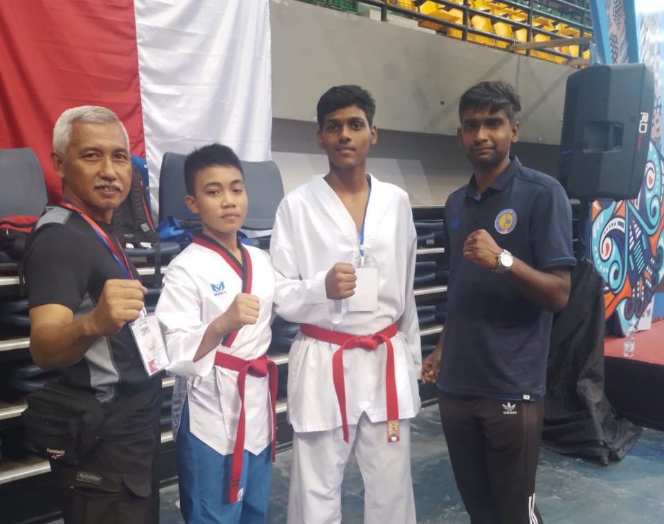 Foto : Izzudin Zaki bersama peserta asal malaysia (Sumber : Istimewa)