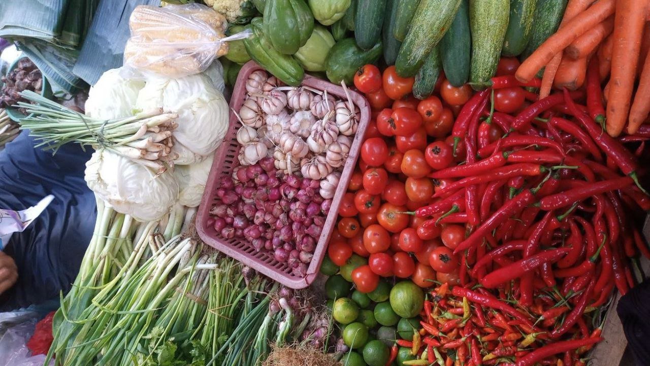 Foto : kebutuhan pokok masyarakat di pasar (Sumber : Istimewa)