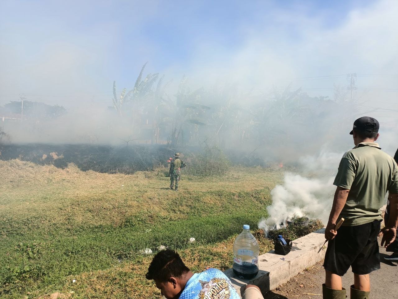 Foto : kegiatan pembersihan sungai di Desa Doropayung bersama masyarakat (Sumber : Mitrapost / Putri Asia)