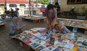Foto : Suasana para pengunjung dalam agenda bazar buku di Kabupaten Pati (Sumber : mitrapost.com/ Asy)