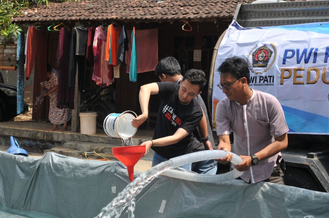 Foto : Kegiatan penyaluran air bersih oleh PWI Pati di Dua Desa di Kecamatan Pucakwangi (Sumber : mitrapost.com/ anang sy)