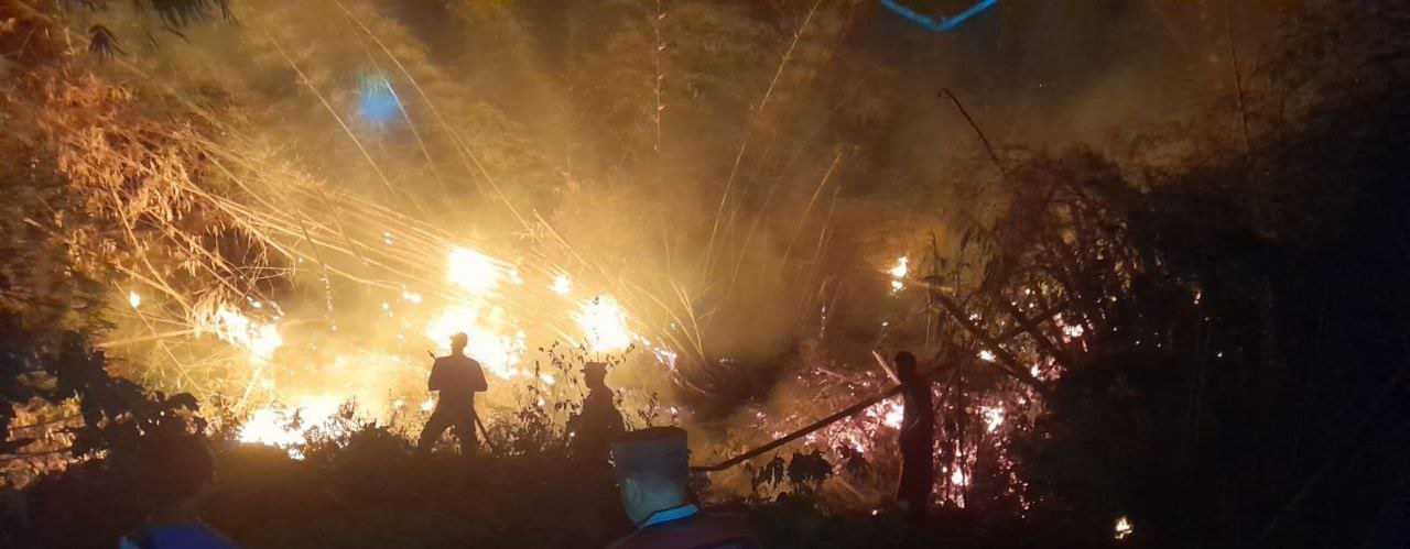Foto : Saat pemadaman dan pendinginan lahan bambu Dukuh Ngulaan Desa Sumberejo, Kecamatan Jaken (Sumber : Dok. Damkar Juwana)