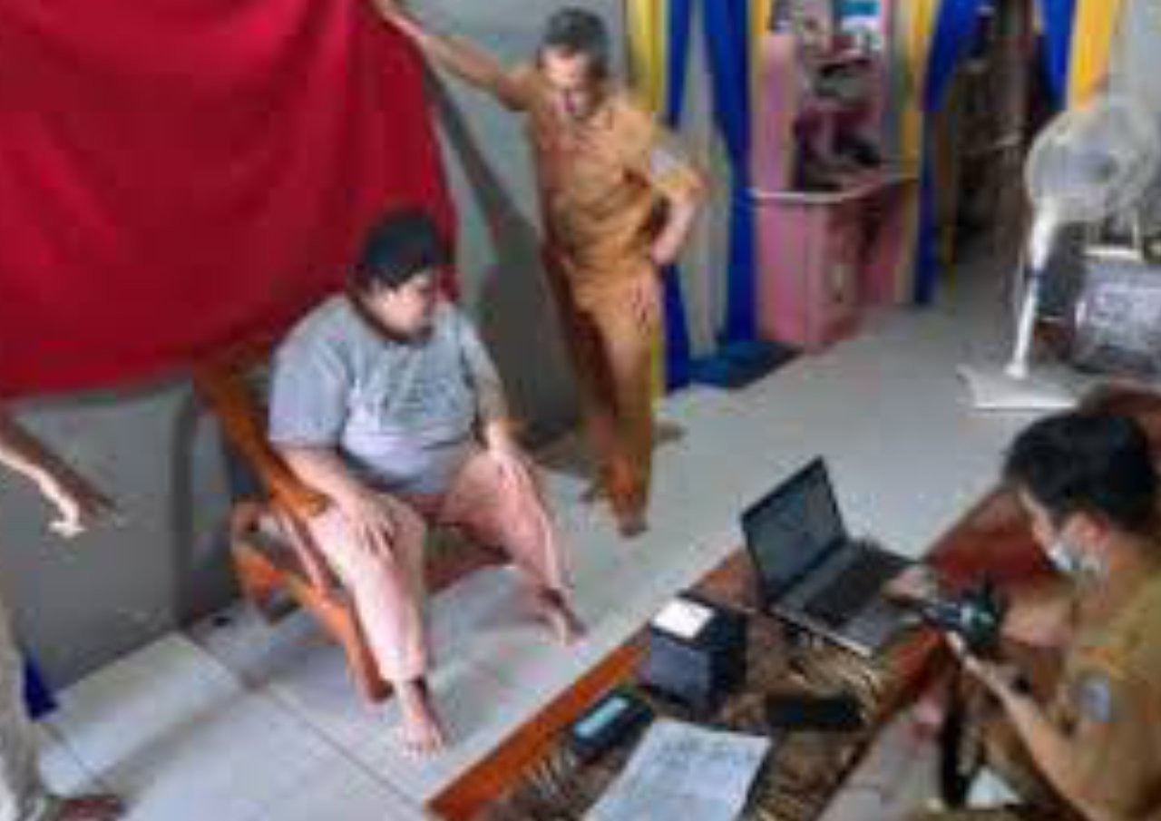 Foto : Ilustrasi perekaman data kependudukan bagi peyandang disabilitas (Sumber : Istimewa )