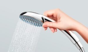 mandi-menggunakan-shower mandi