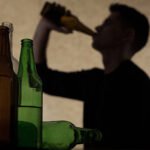 Foto: Ilustrasi nelayan minum miras (Sumber: iStock)
