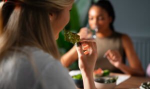 orang-akan-mengunyah-makanan mengunyah makanan