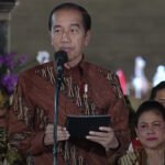 Foto: Presiden Jokowi saat peringatan Hari Batik Nasional (Sumber: setkab)