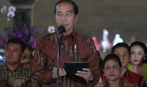 Foto: Presiden Jokowi saat peringatan Hari Batik Nasional (Sumber: setkab)