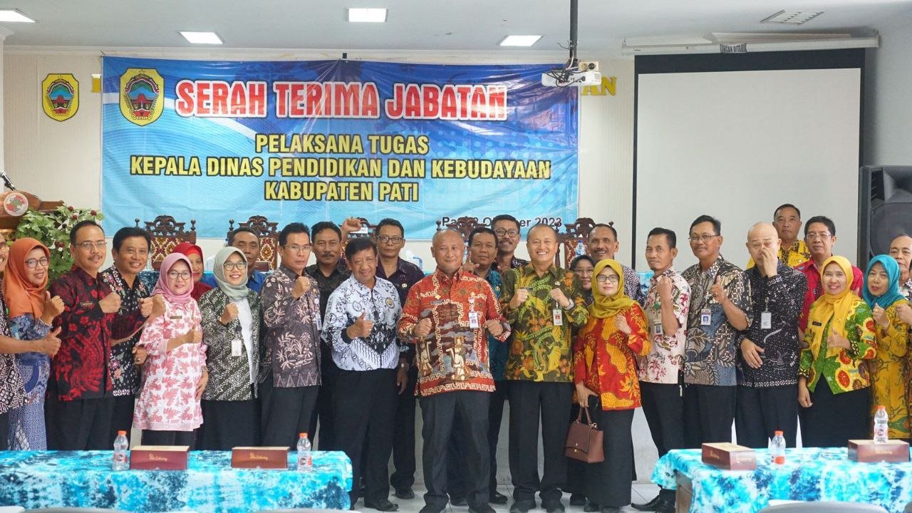 Foto : Foto serah terima jabatan Pelaksana Tugas (Plt) Kepala Dinas Pendidikan dan Kebudayaan (Disdikbud) Kabupaten Pati (Sumber : mitrapost.com/ Istimewa)