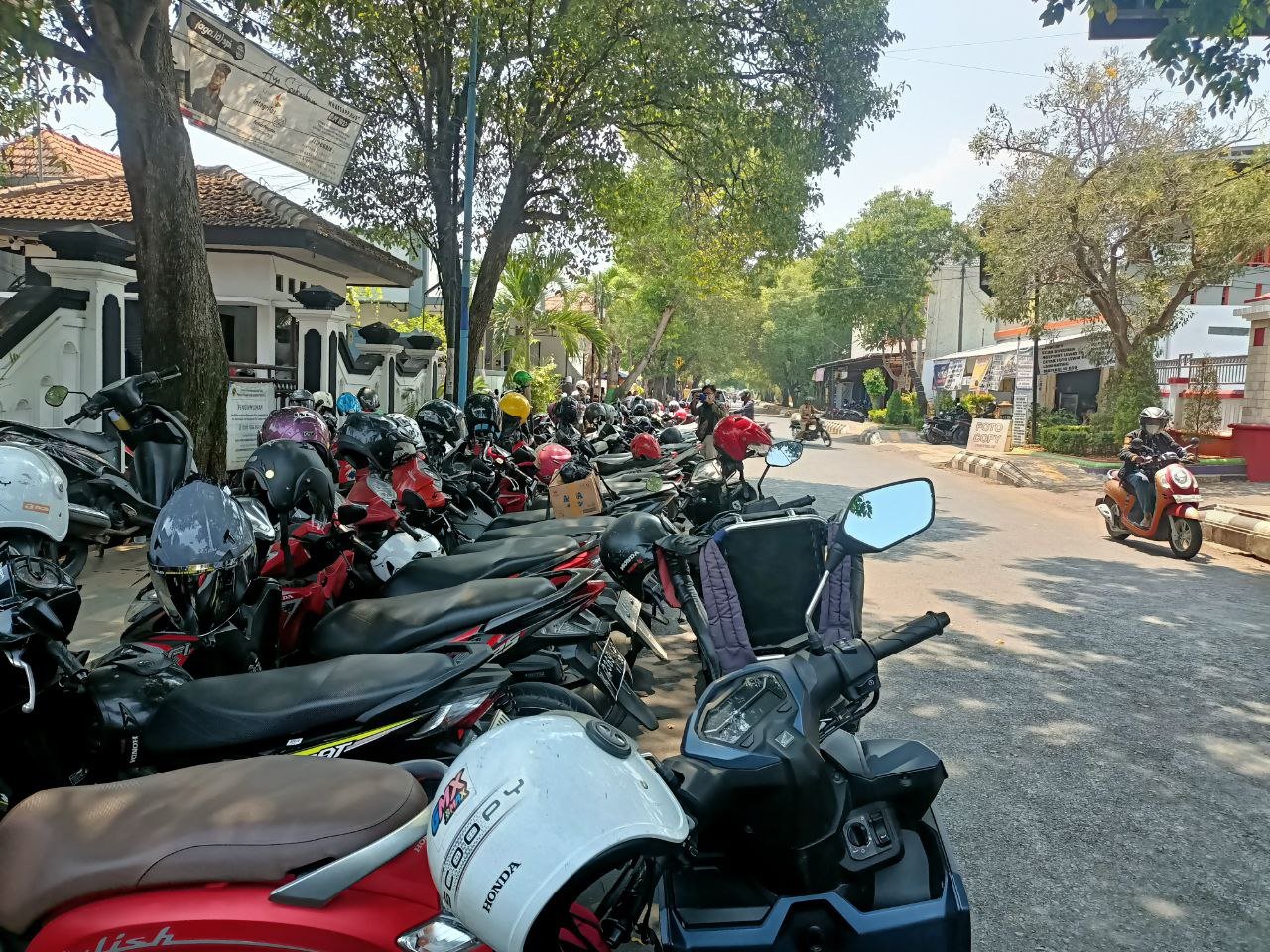 Foto : Jalan umum depan Disdukcapil Pati yang digunakan untuk parkir (Sumber : Mitrapost.com / Putri Asia )