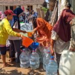 Foto : Warga Desa Mojoluhur Kecamatan Jaken saat menerima bantuan air bersih (Sumber : mitrapost.com/ Asy)