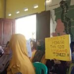 Foto : Warga Desa Serutsadang Kecamatan Winong terdampak bau busuk gudang ayam pedaging geruduk Balai desa (Sumber : mitrapost.com/ asy)