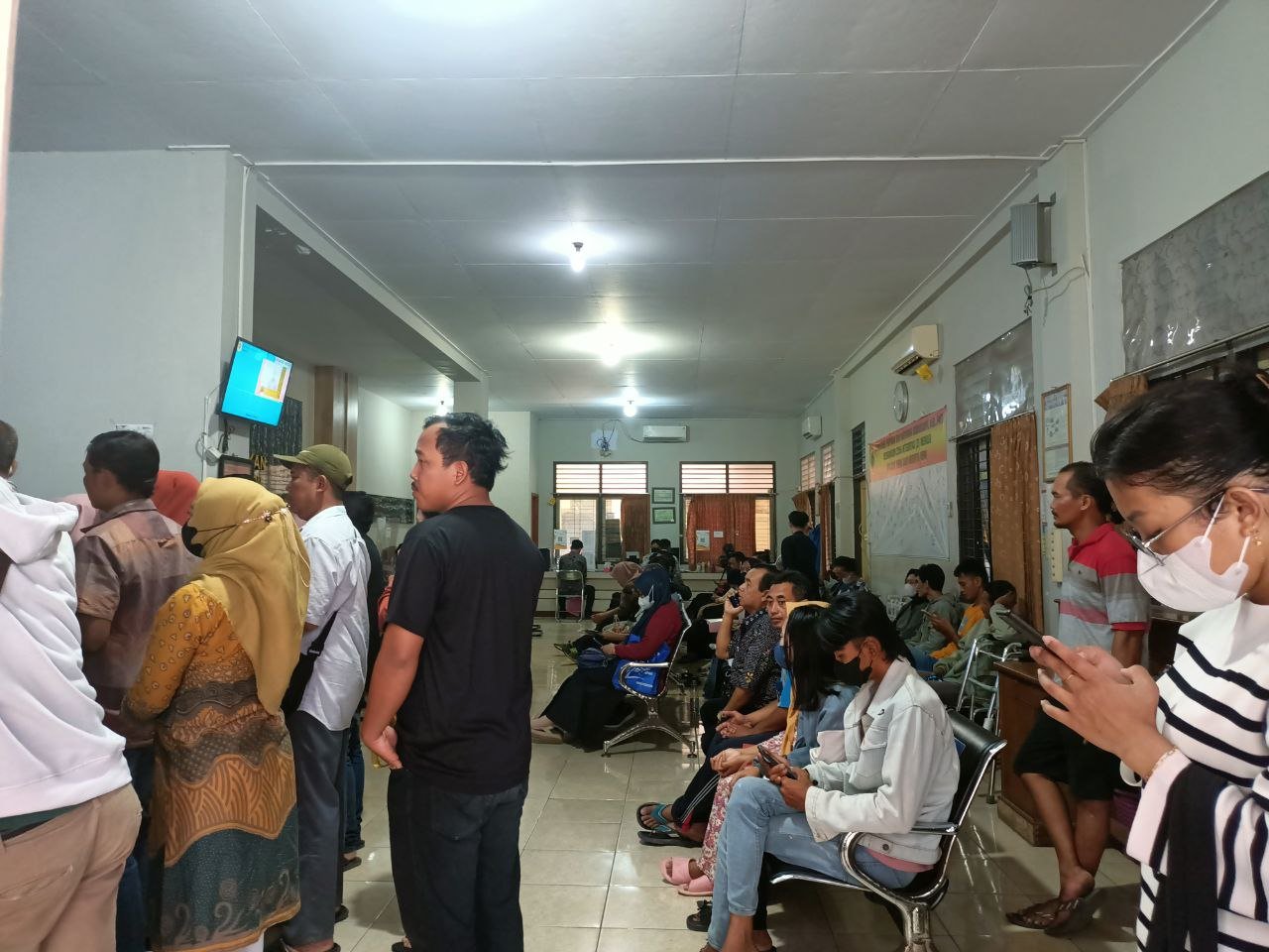 Foto : Suasana masyarakat saat melakukan layanan pengaduan kependudukan di Disdukcapil Pati (Sumber : Mitrapost.com / Putri Asia)