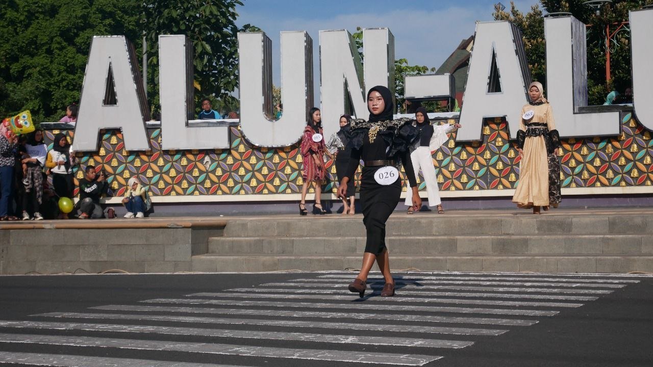 Foto : fashion show festival batik (Sumber : mitrapost.com/ Istimewa)