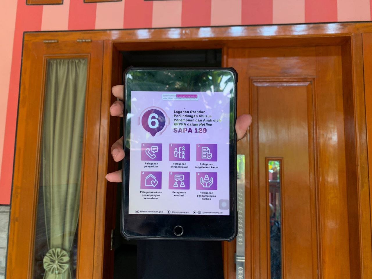 Foto : Layanan SAPA 129, pengaduan online untuk melindungi perempuan dan anak (Sumber : Putri Asia / Mitrapost )