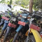 Foto: Kendaraan plat merah rusak yang diparkir di BPP Kecamatan Pati (Foto: Kafi/ mitrapost.com)