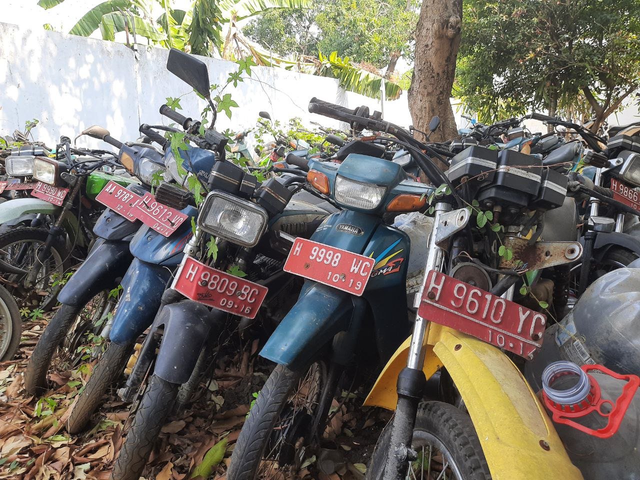 Foto: Kendaraan plat merah rusak yang diparkir di BPP Kecamatan Pati (Foto: Kafi/ mitrapost.com)