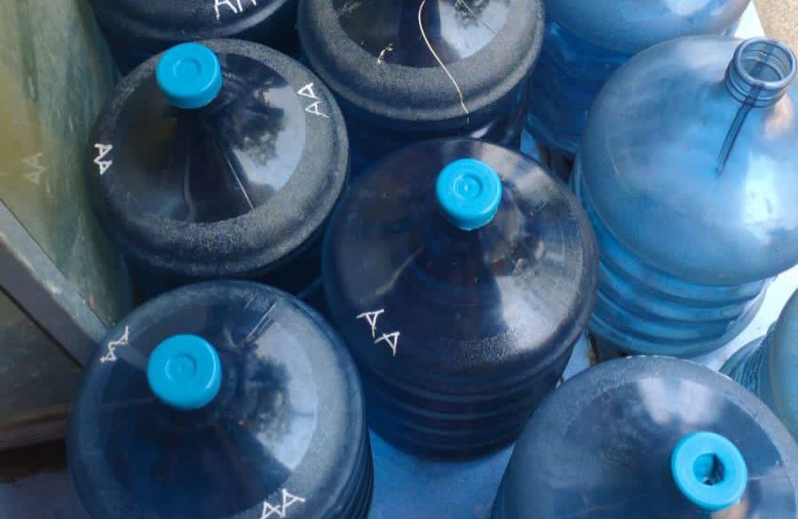 Foto : Air galon yang dijajakan pedagang asal Desa Sukoharjo, Kecamatan Wedarijaksa, Pati  (Sumber : Dokumentasi Pribadi )