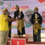 Foto : Isma Alesya Kurniawati saat penyerahan piala juara satu APPSBI (Sumber : Dokumen pribadi)