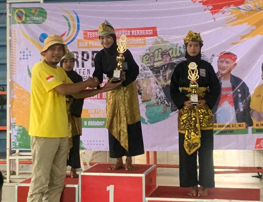 Foto : Isma Alesya Kurniawati saat penyerahan piala juara satu APPSBI (Sumber : Dokumen pribadi)