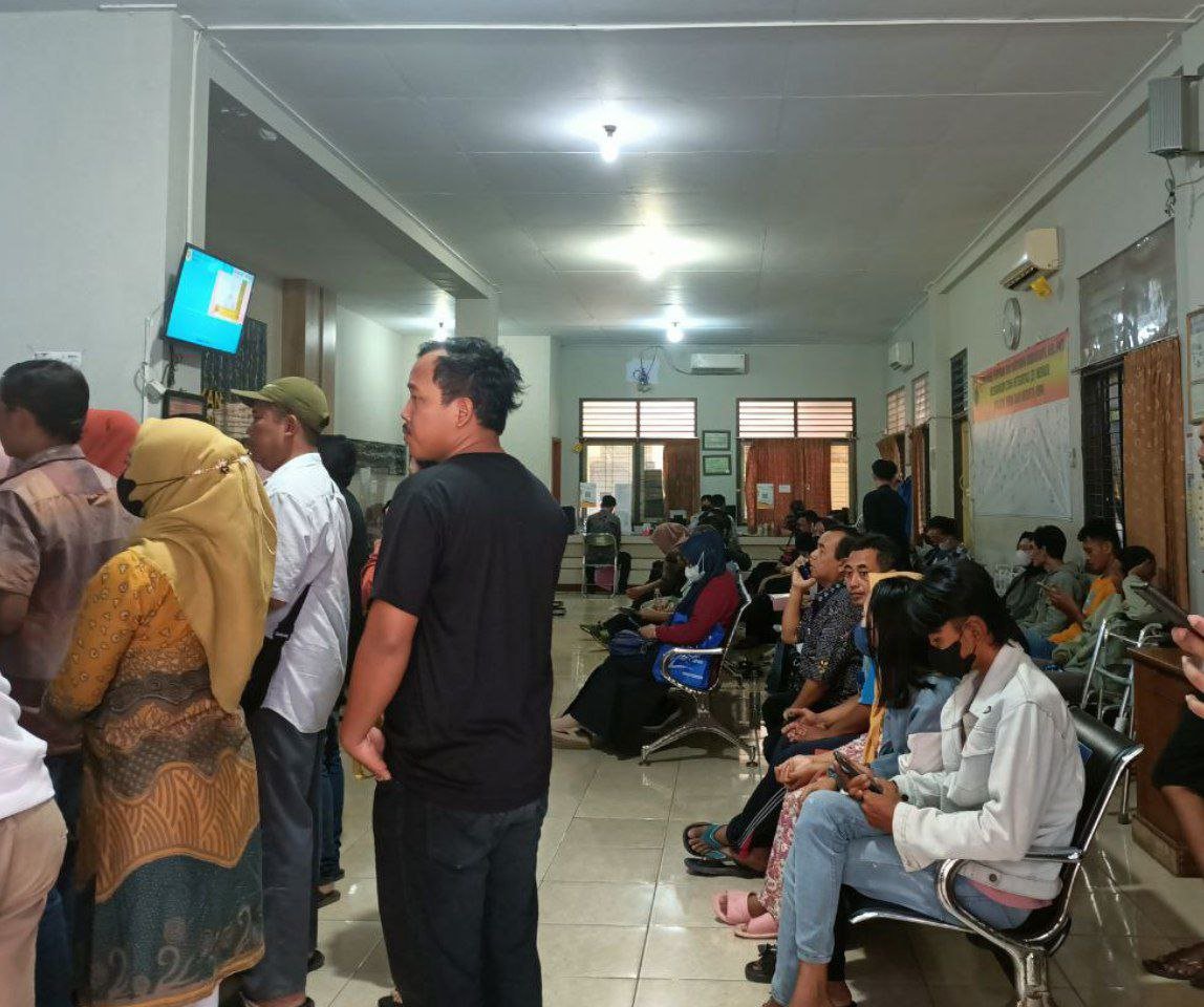 Foto : Kondisi saat masyarakat Pati antre melakukan IKD di Disdukcapil Pati (Sumber : Putri Asia / Mitrapost )