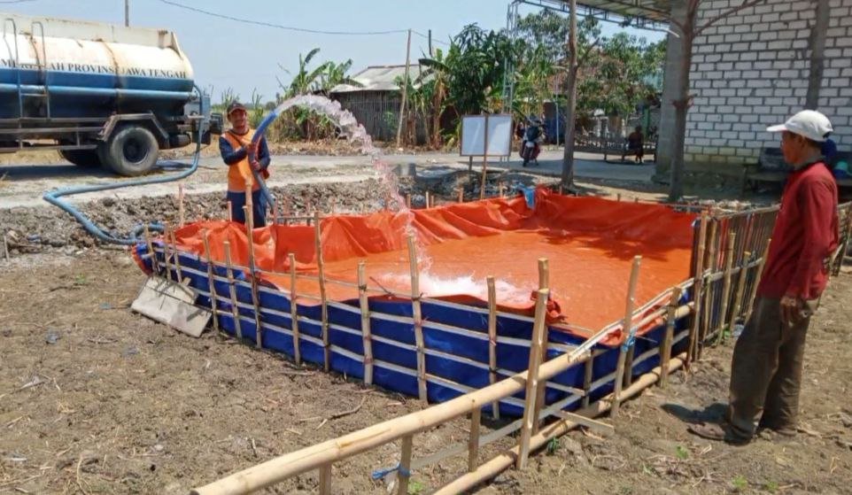 Foto : Pendistribusian bantuan air bersih dari BPBD dan menggandeng pihak lain (Sumber : Dokumentasi BPND Pati)