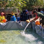 Foto : Ilustrasi penyaluran bantuan air bersih oleh relawan di wilayah kekeringan di Kabupaten Pati (Sumber : mitrapost.com/ Asy)