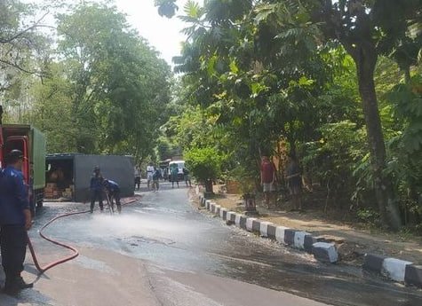 Foto: Truk terguling di Semarang (Sumber: istimewa)