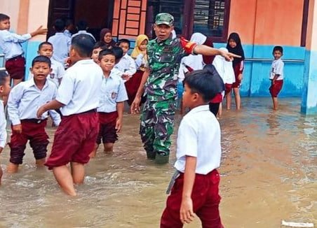 Foto: banjir di Desa Kasang Mungkal Rokan Hulu Riau (Sumber: istimewa)