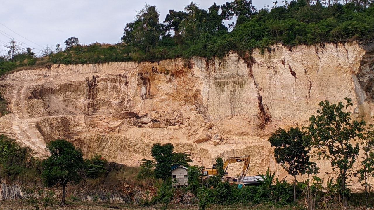 Foto : Tambang dikawasan Kecamatan Sukolilo, Kabupaten Pati yang sudah berizin (Sumber : Mitrapost.com)